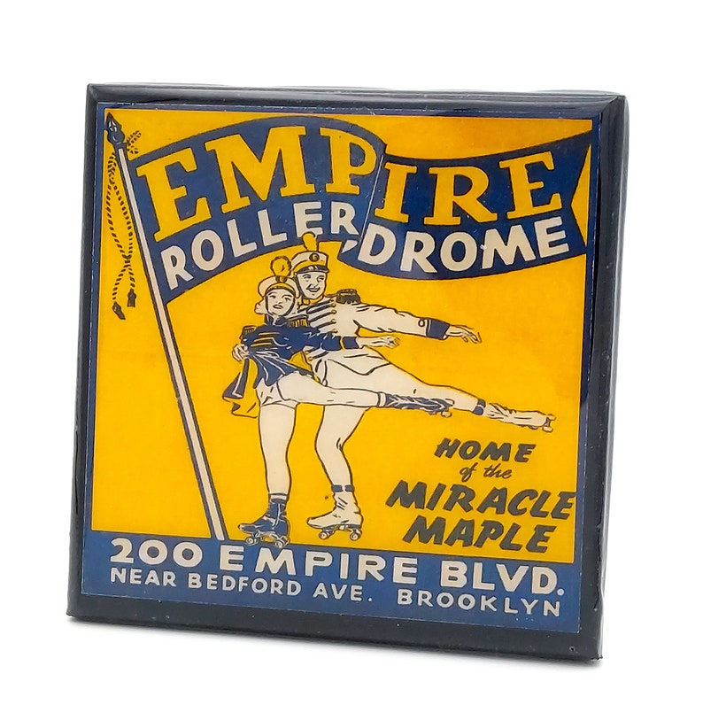 Peut inclure: Une enseigne vintage pour l'Empire Rollerdrome, une patinoire &agrave; roulettes &agrave; Brooklyn, New York. L'enseigne pr&eacute;sente un fond jaune avec des lettres bleues et blanches. Elle repr&eacute;sente deux patineurs &agrave; roulettes en uniforme, un homme et une femme, avec le texte "Home of the Miracle Maple" et "200 Empire Blvd. Near Bedford Ave. Brooklyn."