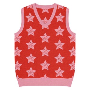 Puede incluir: Un chaleco rojo con cuello en V con un patrón repetido de estrellas rosas en forma de montaña. El cuello y las sisas están ribeteados en rosa. Este suéter sin mangas es una prenda única y elegante.