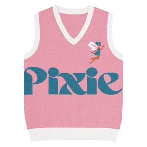 Puede incluir: Chaleco de punto rosa sin mangas con cuello en V y ribete blancos. La palabra "Pixie" está impresa en la parte delantera con letras turquesas. Un gráfico de hada turquesa y naranja está encima de la "ie" en "Pixie".