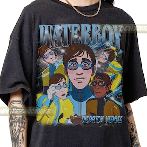 Könnte beinhalten: Dunkelgraues T-Shirt mit einem Cartoon-Motiv. Das Design zeigt das Wort "WATERBOY" in Blau sowie mehrere Charaktere mit Brillen. Der Satz "DISPATCH HEROES" ist ebenfalls sichtbar.