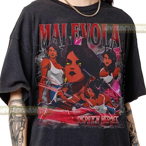 Puede incluir: Camiseta gris oscuro con un gráfico de una mujer con piel roja, cabello negro y cuernos. La palabra "MALEVOLA" está impresa en rojo encima de la imagen, y "DISPATCH HEROES" está impresa debajo.