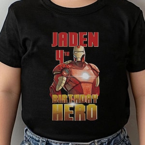 Camiseta de cumpleaños de superhéroe Iron Man de los Vengadores, regalo de cumpleaños personalizado, camiseta de cumpleaños para niños pequeños, regalo de cumpleaños para hijo o hija. imagen 1