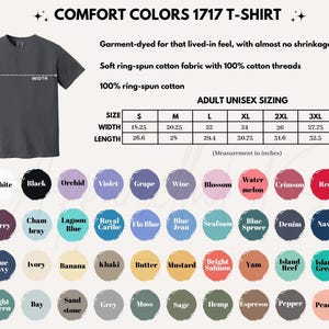 Puede incluir: Una camiseta Comfort Colors 1717 gris oscuro con informaci&oacute;n de tallas y una carta de colores. El ancho de la camiseta es de 46,36 cm y el largo de 67,56 cm. La carta de colores incluye tonos como blanco, negro, orqu&iacute;dea y marino.