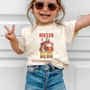 Camiseta de cumpleaños de superhéroe Iron Man de los Vengadores, regalo de cumpleaños personalizado, camiseta de cumpleaños para niños pequeños, regalo de cumpleaños para hijo o hija. imagen 2