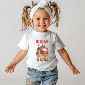 Puede incluir: Un juego de tres tazas de cer&aacute;mica con un acabado mate moteado. Las tazas son de color crema, gris claro y gris oscuro. Cada taza tiene un dise&ntilde;o simple y minimalista y un asa redondeada.