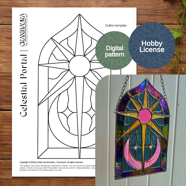 Puede incluir: Un colgante de vidriera con un diseño celestial, con un sol y una luna creciente rosas, y una estrella. El diseño está delineado en un papel blanco con el texto "Celestial Portal" y "Digital pattern". También es visible una "Hobby License".