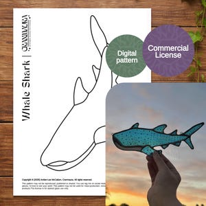 Op de afbeelding: Een digitaal patroon voor een walvishaai van glas in lood, met een commerciële licentie. De afbeelding toont een lijntekening van de haai en een afgewerkt glas-in-loodstuk in blauw en zwart, tegen een zonsondergang.