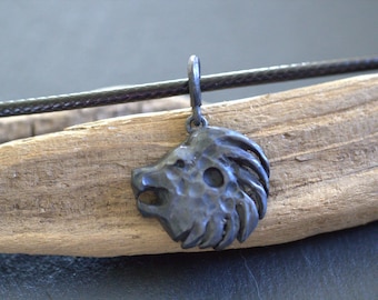 Collar rústico de plata martillada LEO para hombre, colgante del zodíaco hecho a mano, joyería astrológica.