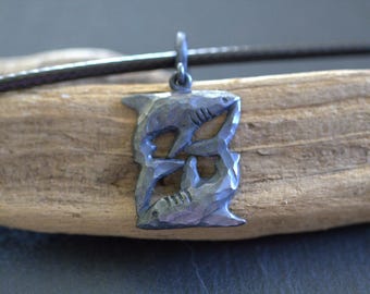 Collar rústico de plata martillada para hombre con colgante del zodíaco Piscis, joyería astrológica hecha a mano.