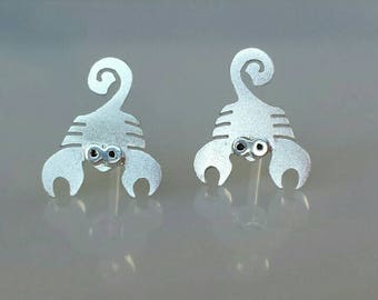 Pendientes de plata de ley con el escorpión de la serie Mini Zoo.