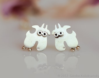 Pendientes de plata de ley con diseño de cabra y un pequeño zoológico