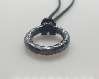 Colgante de plata de ley martillada con círculo del karma