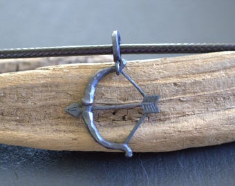 Collar rústico de plata martillada para hombre con colgante del zodíaco hecho a mano, joyería astrológica, con el signo SAGITARIO.