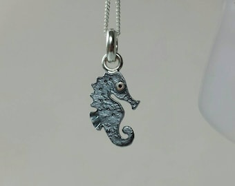 Collar con dije de caballito de mar de plata