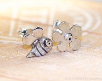 Pendientes de botón de plata de ley con combinación de ABEJA y FLOR