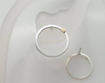 Pendientes modernos con círculos Karma y puntos dorados