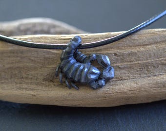 Collar rústico de plata martillada con colgante del zodíaco para hombre, joyería astrológica artesanal, marca SCORPIO.