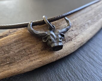 Collar rústico de plata martillada con colgante del zodíaco Tauro hecho a mano, joyería astrológica