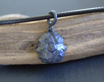 Collar rústico de plata martillada con colgante del zodíaco Géminis, joyería astrológica hecha a mano.