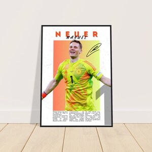 Op de afbeelding: Een ingelijste poster met de Duitse voetballer Manuel Neuer in een groen en geel shirt met nummer 1. De poster bevat zijn handtekening en de naam "NEUER MANUEL" in het rood. Tekst onderaan beschrijft zijn carrière.