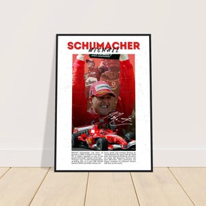 Pode incluir: Um poster emoldurado com Michael Schumacher, com o nome "SCHUMACHER" em letras vermelhas grandes no topo. O poster inclui imagens de Schumacher com um fato de corrida vermelho, um carro de Fórmula 1 e a sua assinatura.
