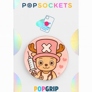 Puede incluir: Un PopSockets PopGrip con un personaje de dibujos animados con un sombrero rosa y una jeringa. El personaje tiene cuernos y un estetoscopio. El PopGrip está sobre un respaldo blanco con los logotipos de PopSockets y PopGrip.