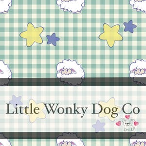 Pode incluir: Um padrão repetitivo com ovelhas de desenho animado com lã branca e rostos e corpos cinza escuro, juntamente com estrelas amarelas e azuis, em um fundo xadrez verde e branco. O texto "Little Wonky Dog Co" é exibido.