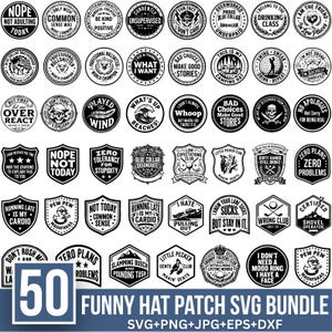 Könnte beinhalten: Eine Sammlung von 50 kreisförmigen und schildförmigen schwarz-weißen Aufnähern mit verschiedenen humorvollen Texten und grafischen Designs. Das Bild enthält den Text 50 FUNNY HAT PATCH SVG BUNDLE SVG+PNG+JPG+EPS+DXF am unteren Bildrand.