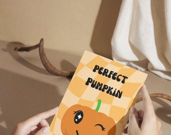 Tarjeta de Halloween con una linda calabaza para niños / "Calabaza perfecta" / Divertida tarjeta de otoño para niños / Tarjeta de felicitación de Halloween para niños
