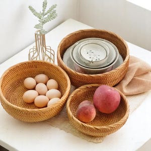 Round Rattan Woven Basket Tray – Boho Fruit Bowl, Bread Organizer, Snack Storage, Rustic Kitchen Home Decor