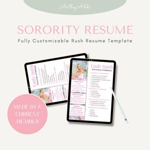 K&ouml;nnte beinhalten: Zwei digitale Tablets mit einer Vorlage f&uuml;r einen Sorority-Lebenslauf. Der Text lautet "SORORITY RESUME" und "Fully Customizable Rush Resume Template". Der Lebenslauf zeigt ein Foto und rosa florale Akzente. Ein rosa Kreis besagt "MADE BY A CURRENT MEMBER."