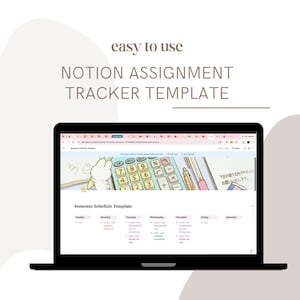 Pu&ograve; includere: Uno schermo di computer portatile che mostra un modello Notion per il monitoraggio dei compiti con il testo easy to use NOTION ASSIGNMENT TRACKER TEMPLATE. L'interfaccia mostra un programma semestrale con colonne e un banner con una calcolatrice.