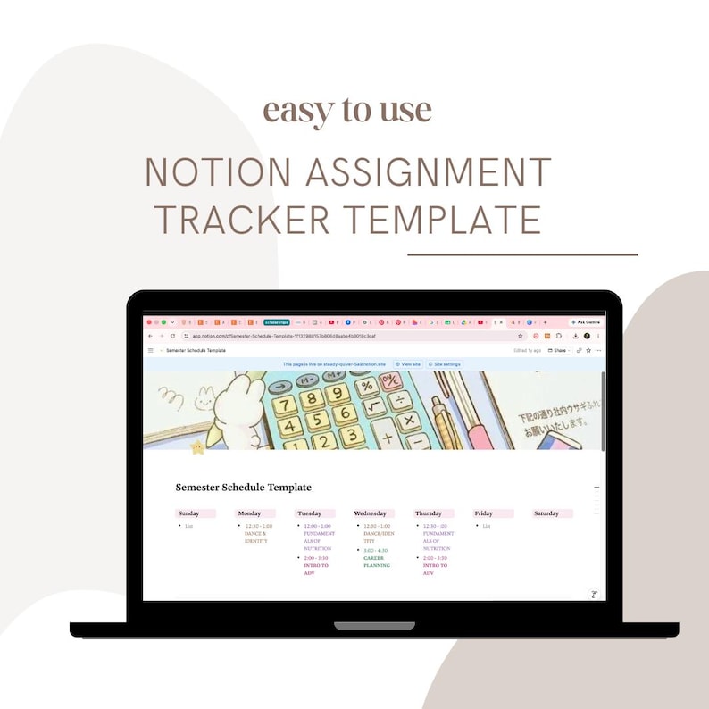 Pu&ograve; includere: Uno schermo di computer portatile che mostra un modello Notion per il monitoraggio dei compiti con il testo easy to use NOTION ASSIGNMENT TRACKER TEMPLATE. L'interfaccia mostra un programma semestrale con colonne e un banner con una calcolatrice.
