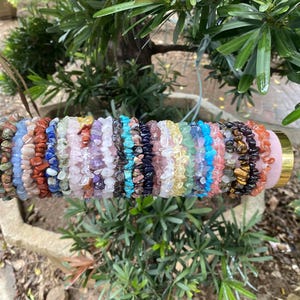 Pulsera de cristales naturales, joyería hecha a mano con chips de piedras preciosas, delicado regalo apilable para ella