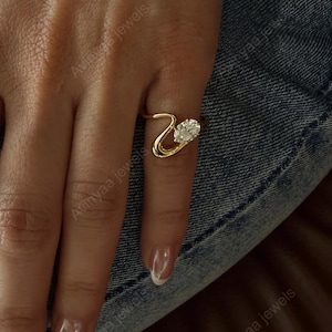 Pierścionek z falistym moissanitem o masie 1,5 ct | Minimalistyczny pierścionek z małym palcem | Unikatowy złoty pierścionek z falą | Pierścionek obietnicy | Delikatny pierścionek do łączenia w stosy