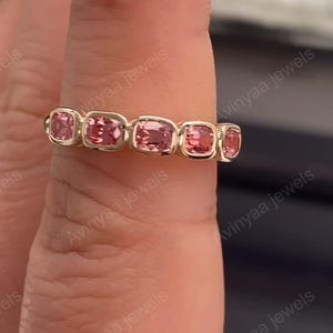 Padparadscha safir halv alliansring | Kuddslipad bezel-set | Rosa safir vigselring | Stapelbar guldring för henne