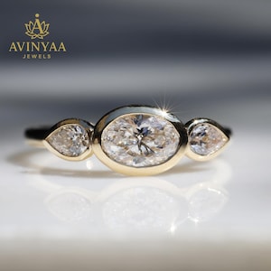 1 CT Oval Cut Lünette Diamantring | Dreistein-Verlobungsring mit seitlichen Birnendiamanten | Eleganter 14K Gold Brautring für Sie