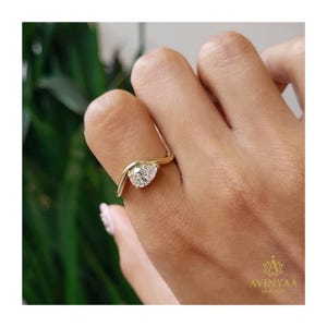 Anel solitário de moissanita com lapidação pera de 1 ct | Anel de noivado com cravação leste-oeste | Anel exclusivo de ouro com diamante pera | Anel de compromisso minimalista para ela
