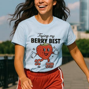 Camiseta "Probando mi mejor baya", linda camiseta con patines de fresa, divertida camiseta con juego de palabras de frutas, estilo caricatura vintage, camiseta gráfica motivacional