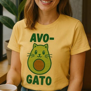 Camiseta divertida de gato y aguacate AvoGato, camiseta con un juego de palabras con comida, camiseta kawaii con gato y fruta, regalo para amantes de los gatos, camiseta con dibujos animados saludables