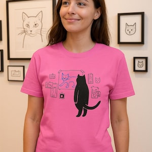 T-shirt Cat Art Gallery – Black Cat Judging Paintings Grappige illustratie T-shirt, cadeau kunstenaar, biologisch katoen, shirt met handzeefdruk