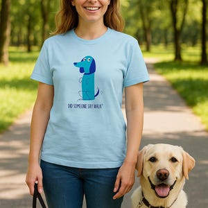 Qualcuno ha detto "cammina"? - Divertente maglietta blu con un cane / Simpatica maglietta per amanti degli animali / Regalo per proprietari di cani, amanti delle passeggiate, maglietta con umorismo sugli animali