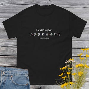 Aangepaste vrienden-T-shirt, degene waar je een eigen naam en tekst aan kunt toevoegen, perfect verjaardagscadeau, cadeau voor haar en voor hem. Volwassenen en kindermaten.