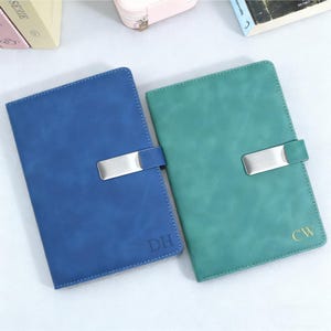 Aangepaste lederen dagboekset met monogram/gepersonaliseerd leren notitieboekje/afstudeercadeaus/nieuwe baan aanwezig/eerste notitieboekcadeau/cadeau notitieboekjeset