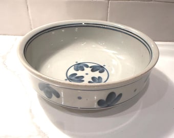 Iron Mountain Stoneware Martha’s Flowers Schale | Nancy Patterson Lamm Blau und Grau Vintage Tennessee Keramik