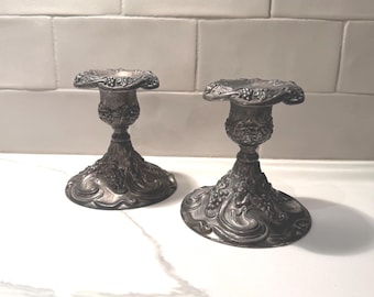 Candelabros vintage Godinger plateados, con diseño barroco ornamentado de vid, juego de 2, portavelas cónicos, 10 cm (4 pulgadas)