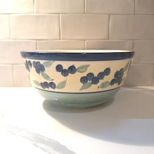 Bol de cerámica vintage de Jay Willfred A. Santos Portugal / Bol para servir pintado a mano con diseño de arándanos / Andrea by Sadek Majolica