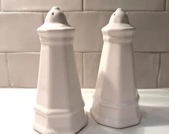 Salero y pimentero vintage de cerámica Pfaltzgraff con forma de faro, blanco, para amantes de la náutica y coleccionistas de faros, 15 cm de alto.