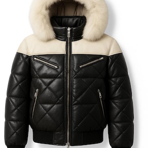 Peut inclure: Veste en cuir matelassé noir et crème avec capuche doublée de fourrure. La veste présente une fermeture éclair, plusieurs poches zippées et des poignets et un ourlet côtelés. Le design est de style bombardier classique.