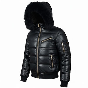 Peut inclure: Veste de bombardier en cuir noir avec capuche bordée de fourrure. La veste présente un design matelassé, plusieurs poches zippées et un ourlet et des poignets côtelés. Les fermetures éclair dorées contrastent avec le cuir noir.